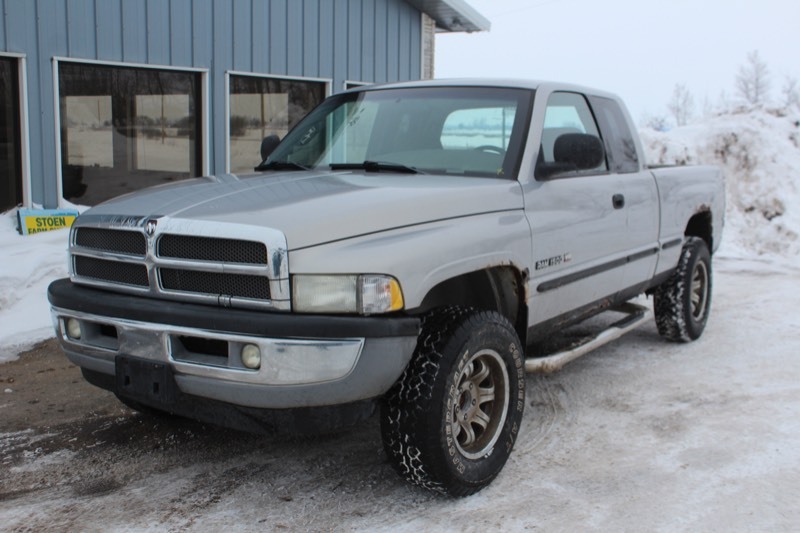 lot 3541 image: 1999 Dodge Ram 1500 Laramie SLT