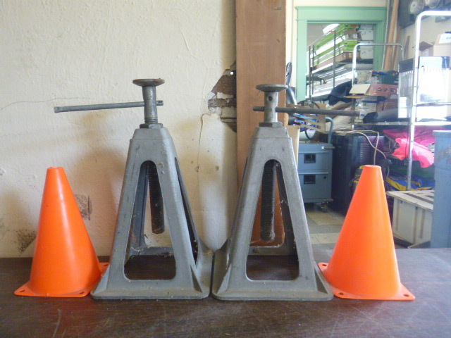 lot 28 image: 2 Camper Jacks