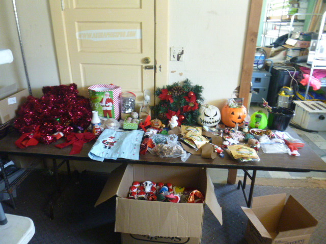 lot 51 image: Miscellaneous Holiday Decorations