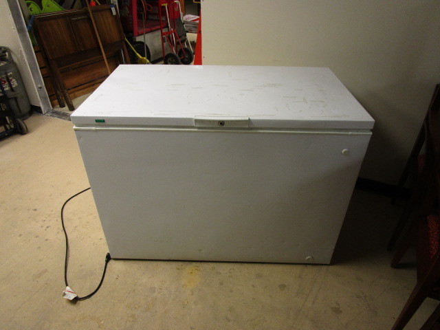 lot 107 image: GE CHEST FREEZER