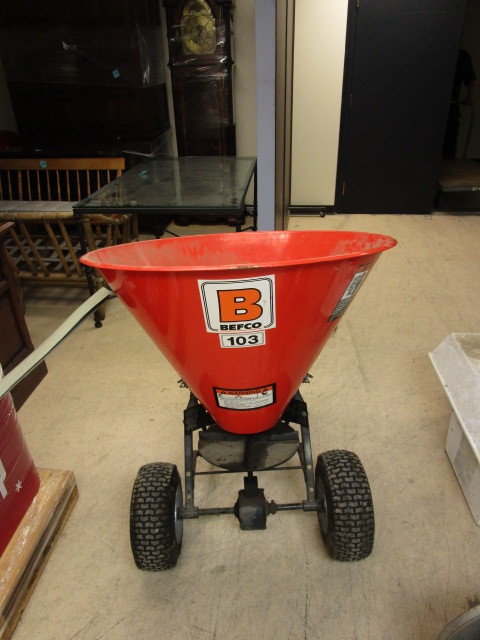 TOW BEHIND SPREADER