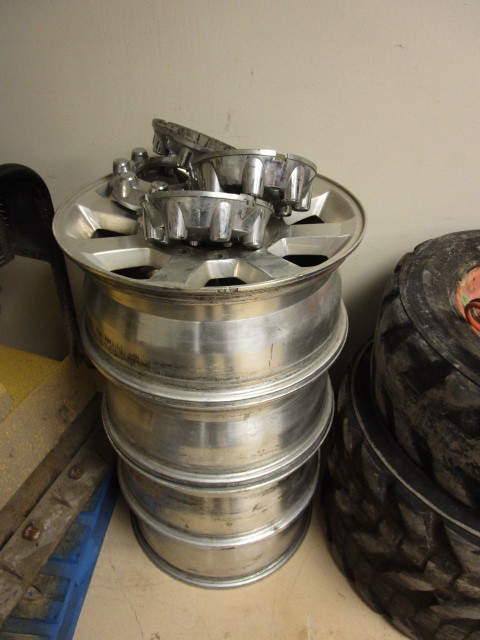 FORD F350 ALUMINUM RIMS AND HUB CAPS