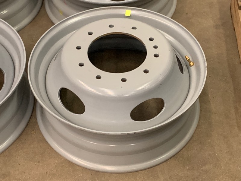 lot 6 image: (4) Ford F.550 Wheels & Tires