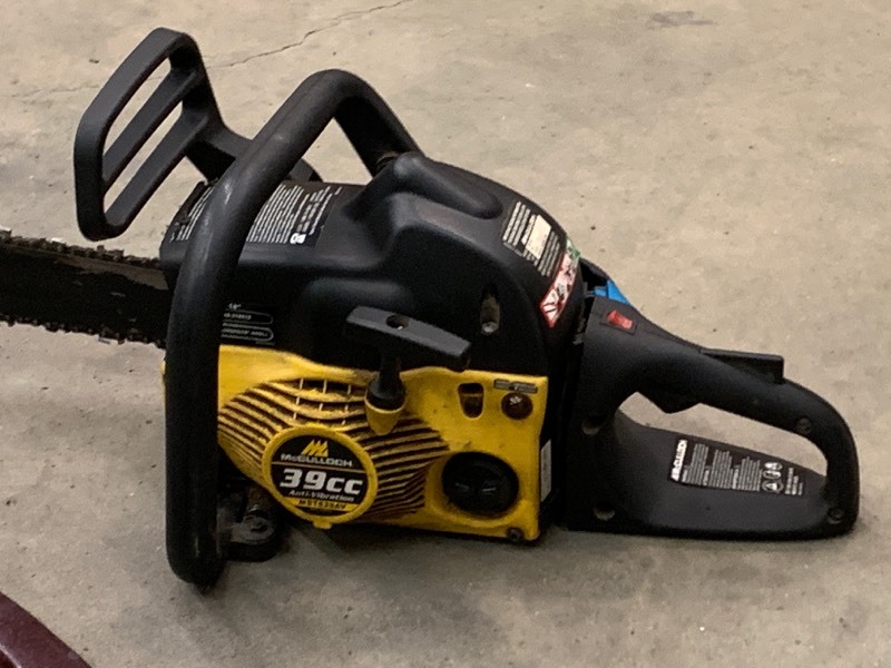 lot 8 image: McCulloch 18 Chainsaw With (1) Hand Punning Saw