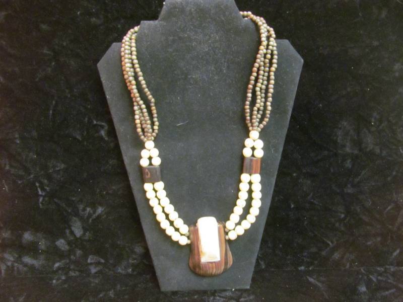 lot 3 image: Vintage jewelry