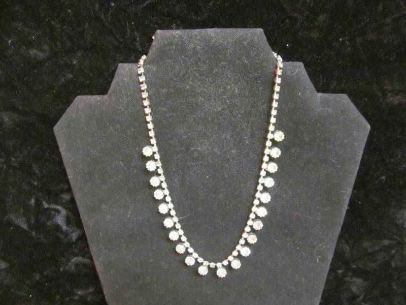 lot 6 image: Vintage jewelry