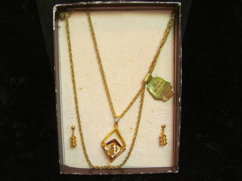 lot 7 image: Vintage jewelry