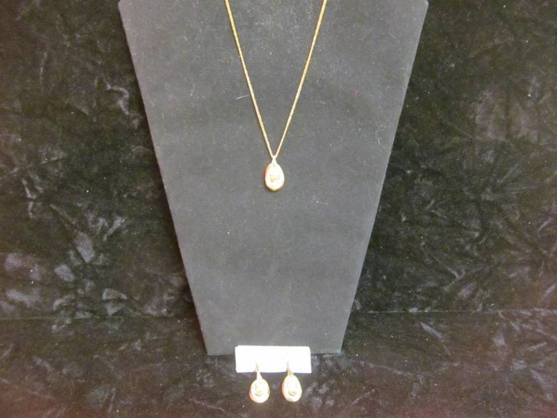 lot 8 image: Vintage jewelry