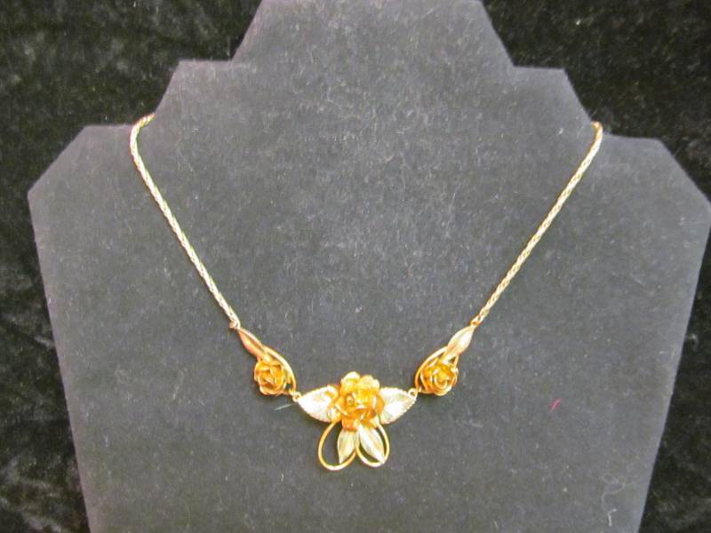 lot 10 image: Vintage jewelry