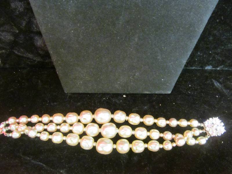 lot 11 image: Vintage jewelry