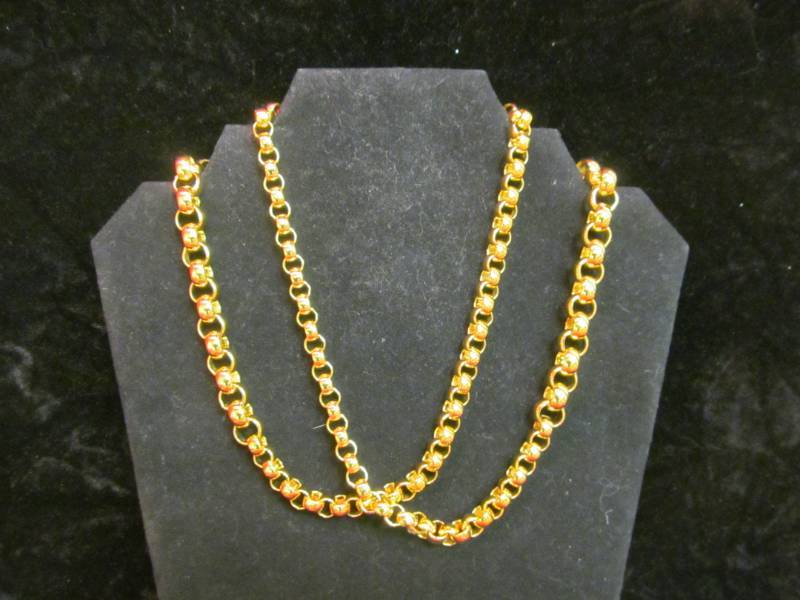 lot 13 image: Vintage jewelry