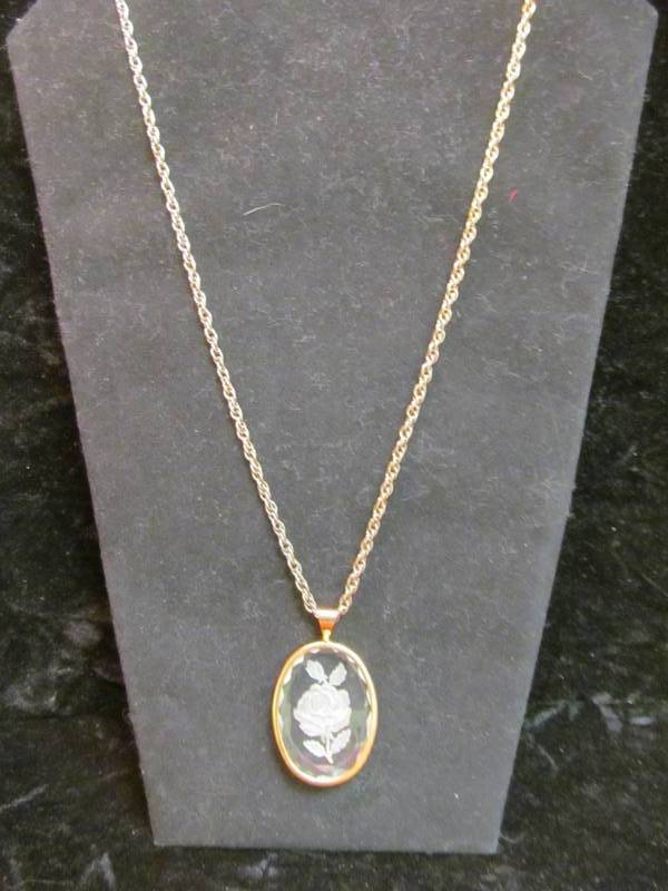 lot 24 image: jewelry