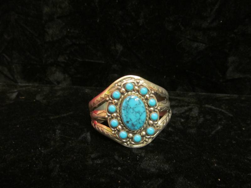 lot 25 image: jewelry