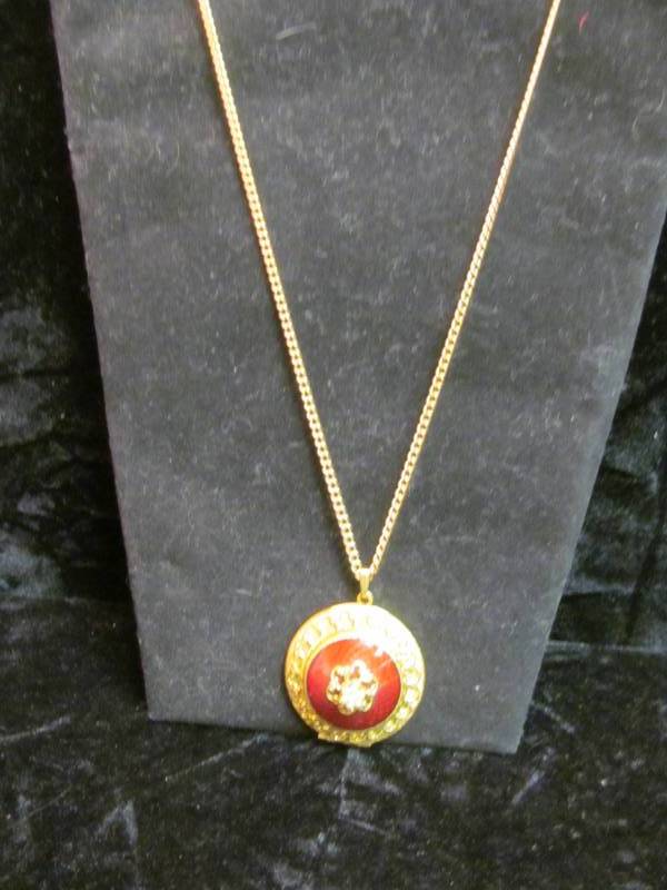 lot 26 image: jewelry