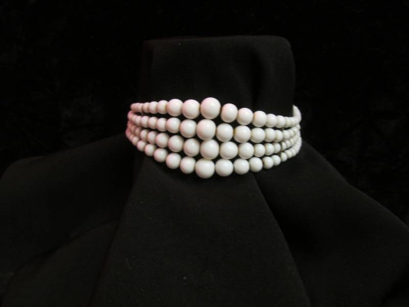 lot 29 image: Vintage jewelry