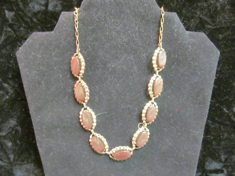 lot 32 image: jewelry