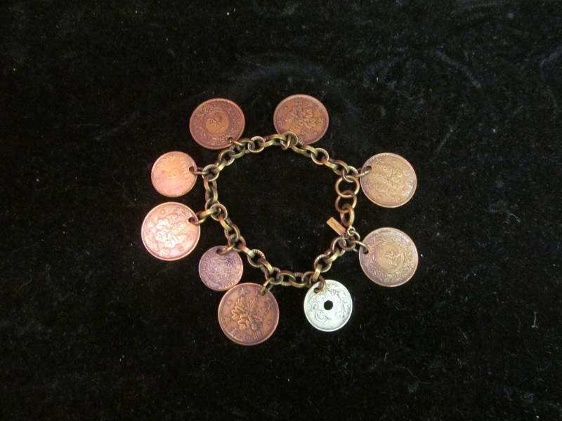 lot 34 image: Vintage jewelry