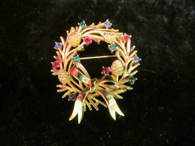 lot 37 image: Vintage jewelry