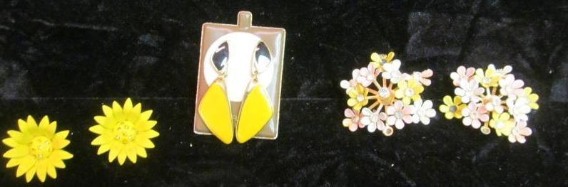 lot 50 image: Vintage jewelry