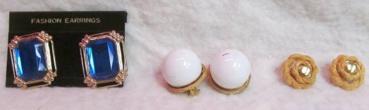 lot 51 image: Vintage jewelry