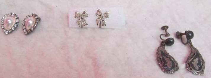 lot 55 image: Vintage jewelry