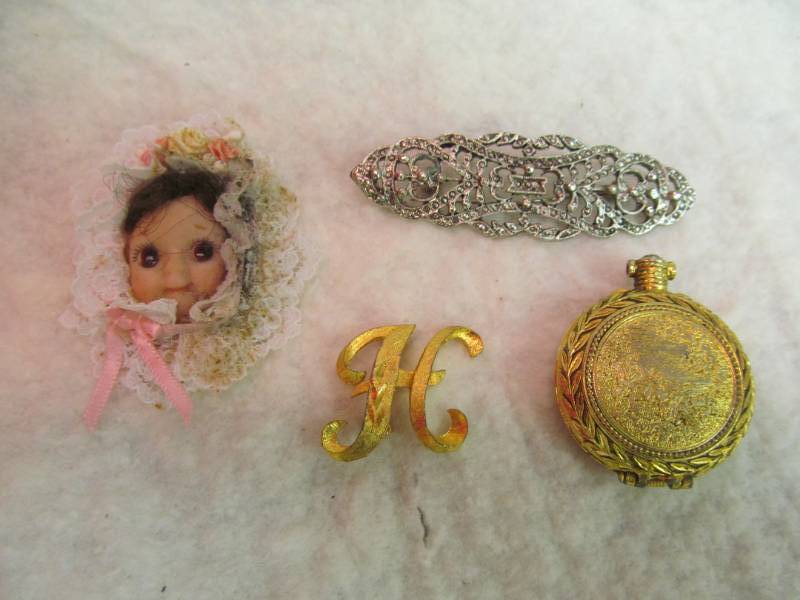 lot 57 image: Vintage jewelry