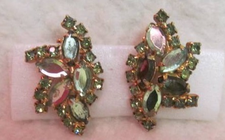 lot 59 image: Vintage jewelry