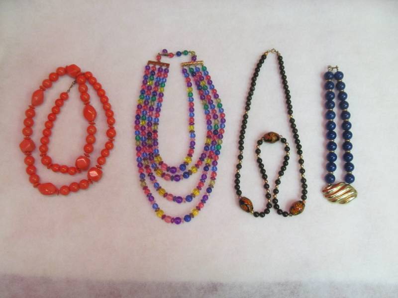 lot 14 image: Vintage jewelry