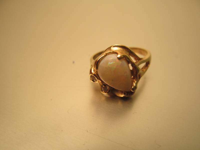 lot 22 image: Vintage jewelry