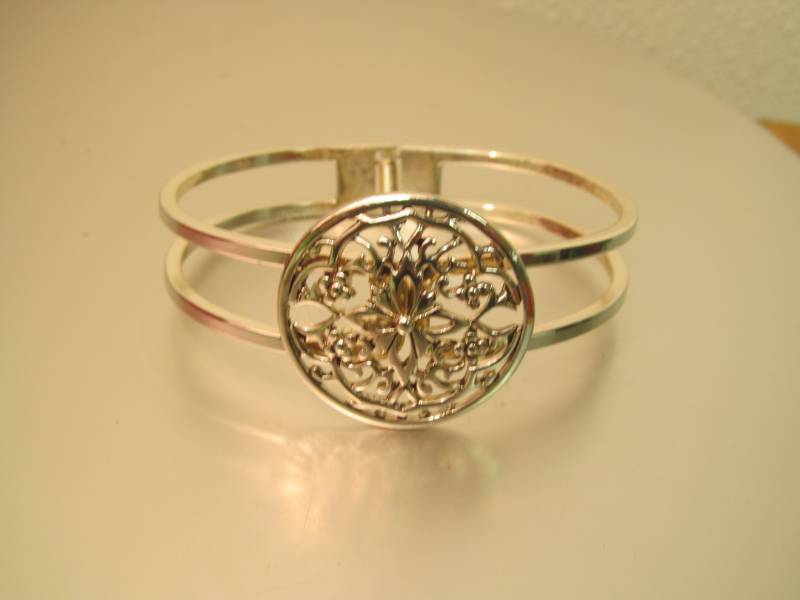 lot 28 image: Vintage jewelry