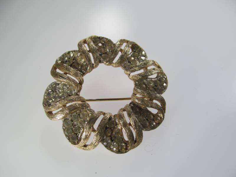 lot 39 image: Vintage jewelry
