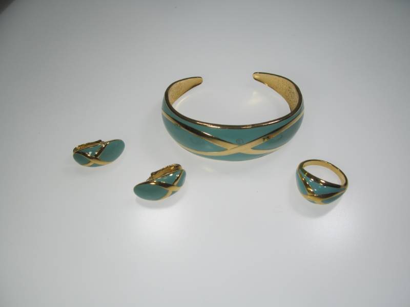 lot 76 image: jewelry