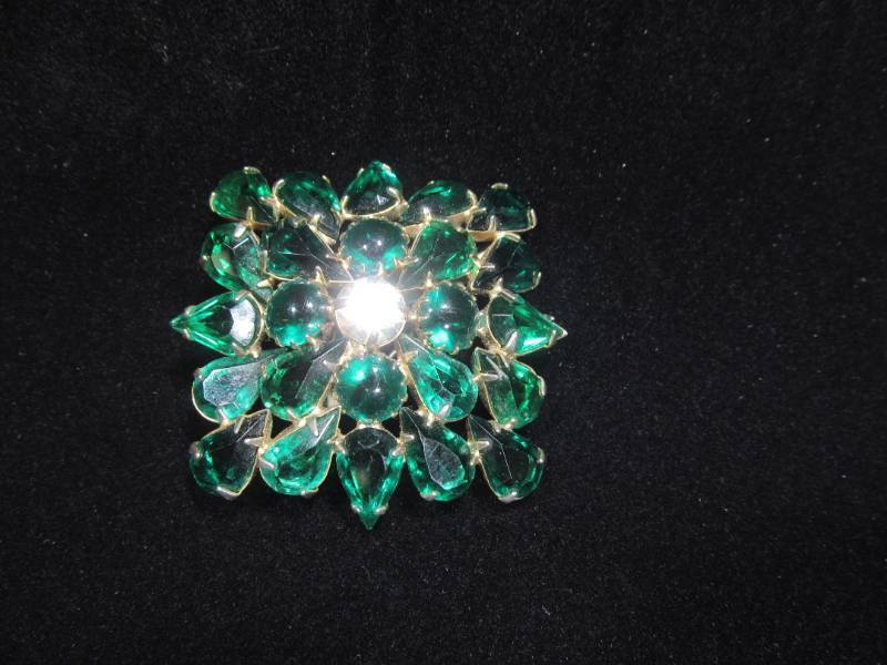 lot 40 image: Vintage jewelry