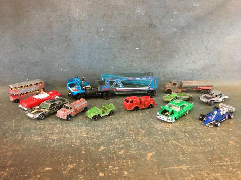 lot 16 image: Die cast Metal Cars