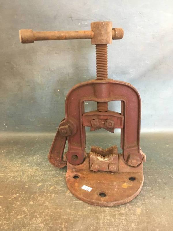lot 23 image: Pipe Vise