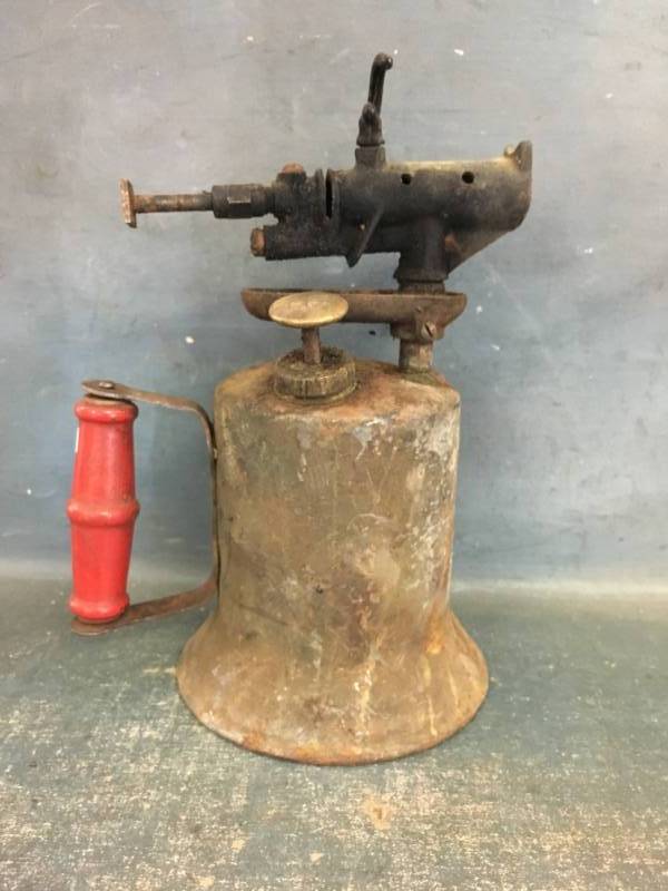 lot 37 image: Vintage Oil Can