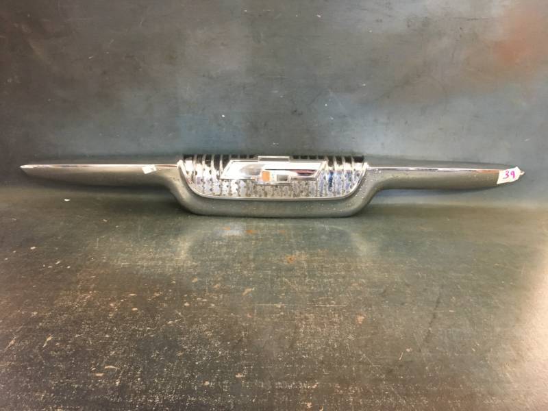 lot 39 image: Vintage Chevrolet Grille Piece