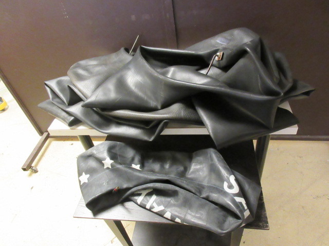 lot 511 image: FLOATING INNER TUBES