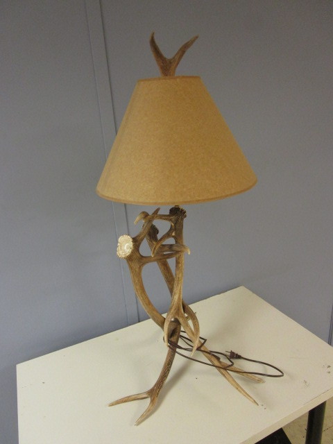 lot 515 image: ANTLER LAMP