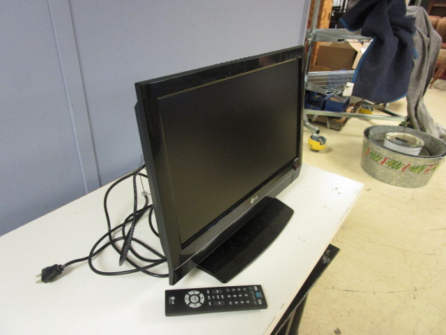lot 539 image: 19 LG TV WITH REMOTE