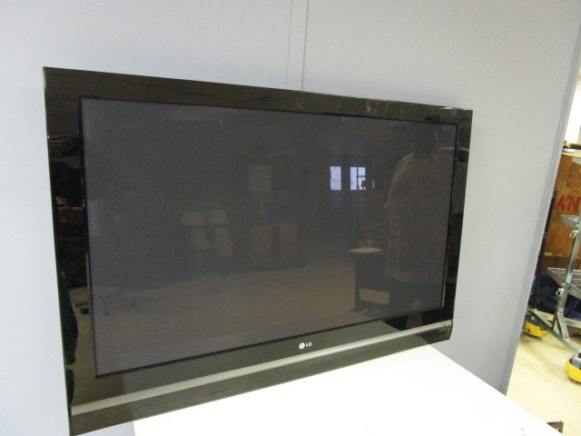 lot 543 image: 50 WALL MOUNT LG TV WITH REMOTE