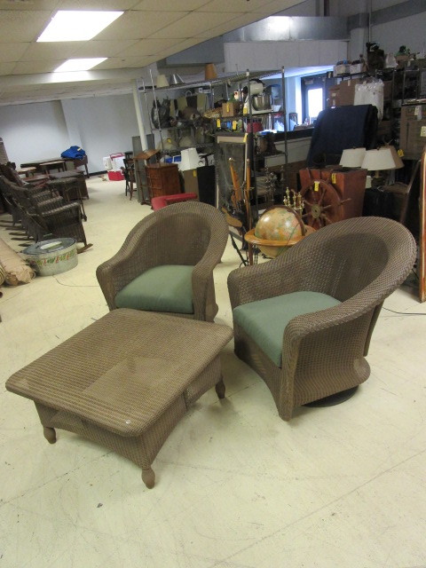 lot 402 image: PATIO CHAIRS WITH TABLE