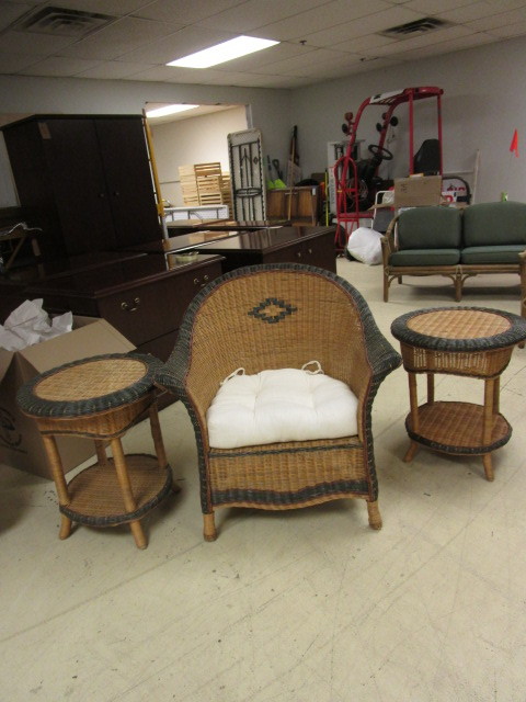 lot 404 image: WICKER PORCH FURNITURE