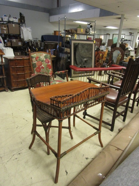 lot 413 image: ANTIQUE PETITE WICKER DESK WITH CHAIR