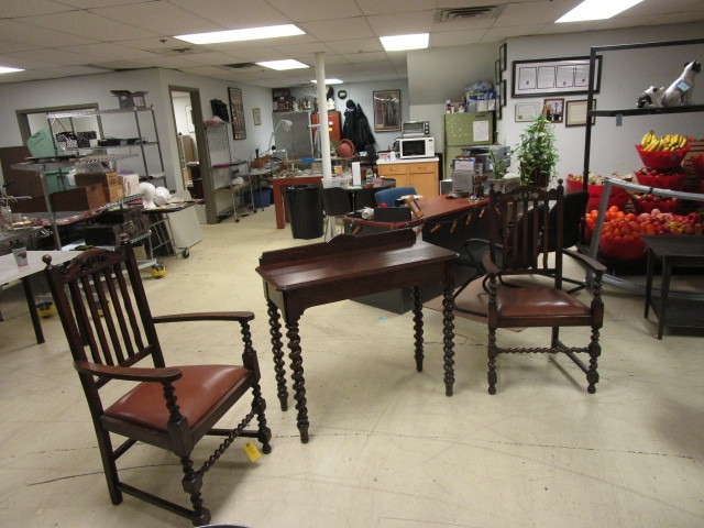 lot 418 image: QUARTER SAWN OAK CHAIRS WITH LIBRARY TABLE