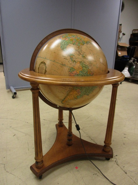 lot 429 image: HEIRLOOM LIGHT UP GLOBE ON A STAND