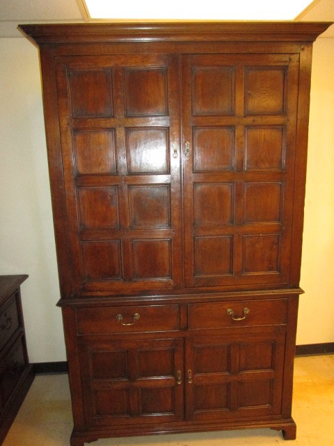lot 440 image: SOLID WOOD ENTERTAINMENT CABINET