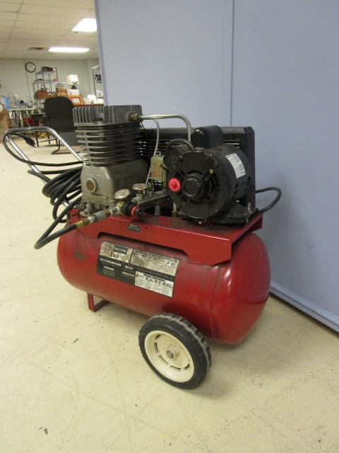lot 469 image: CRAFTSMAN 100 P.S.I TWO CYLINDER COMPRESSOR
