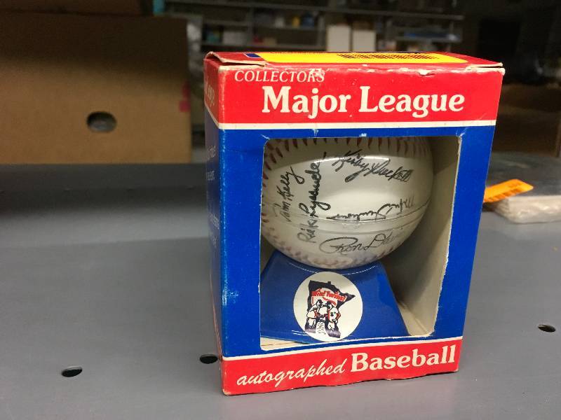 lot 148 image: 1982 Facsimile Autograph Minnesota Twins Baseball