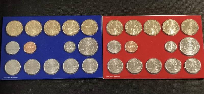 lot 22-A image: 2007 P & D UNCIRCULATED US MINT SET 28 COINS